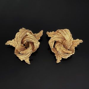 ✨VTG Gold Gilt Signed HAR Leaves Knot Clip On